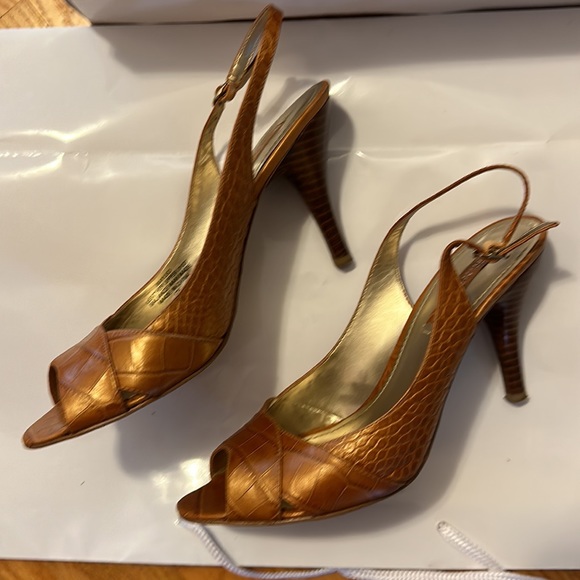NINE WEST, gold sling back heels - Picture 2 of 4